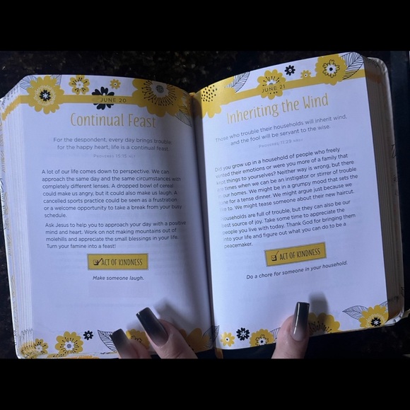 2 books on daily devotions - Picture 3 of 7